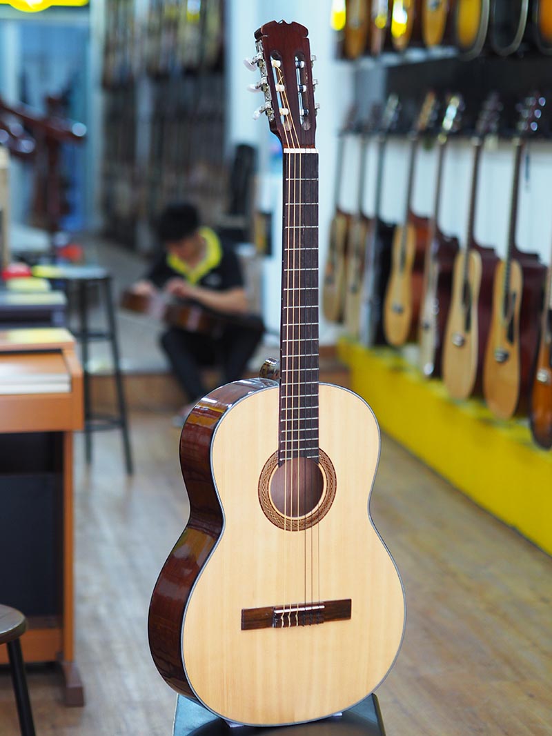 Đàn Guitar Giá Rẻ Cho Người Mới Tập Chơi SRC-950B (Dây Nylon)